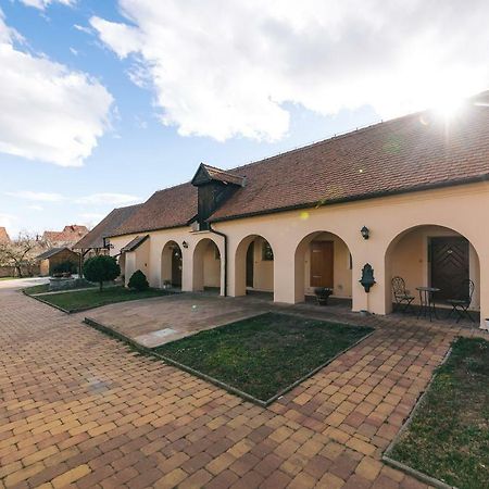 Dum Pratel Pavlova Otel Dış mekan fotoğraf